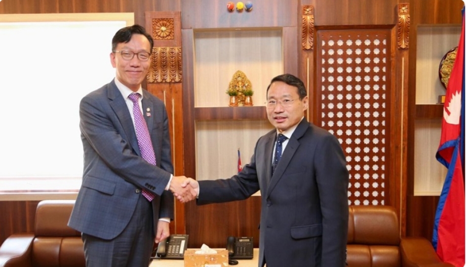 नेपालका लागि दक्षिण कोरियाली राजदूत पार्क र अर्थमन्त्री वर्षमान पुन विच शिष्टाचार भेट