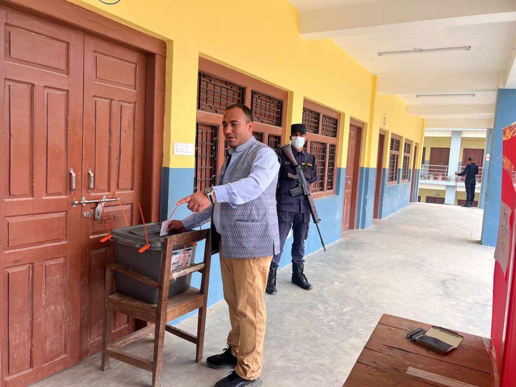 बझाङमा उत्साहपूर्वक निर्धारित समय ७ बजेदेखिनै मतदान हुँदै