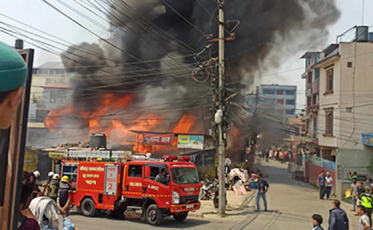 शंखमु्लकाे एक पसलमा ग्यास सिलिन्डर पड्किएर आगलागी