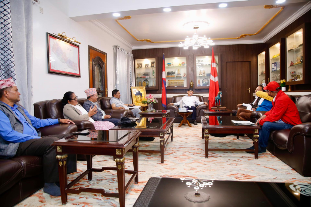 शिक्षक महासंघकाे भेटपछी,संसद्को अवरोध हटायौं, सरकारले शिक्षा विधेयक पास गरोस् : प्रचण्ड