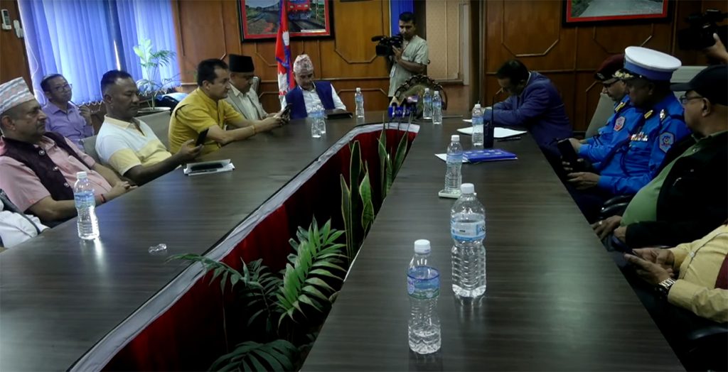 मुख्य सडक अवरुद्ध भएपछि यातायात मन्त्रालयमा आकस्मिक बैठक  बस्याे